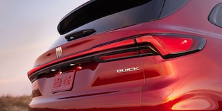 Vue rapprochée d’un feu arrière rouge du Buick Enclave 2026.