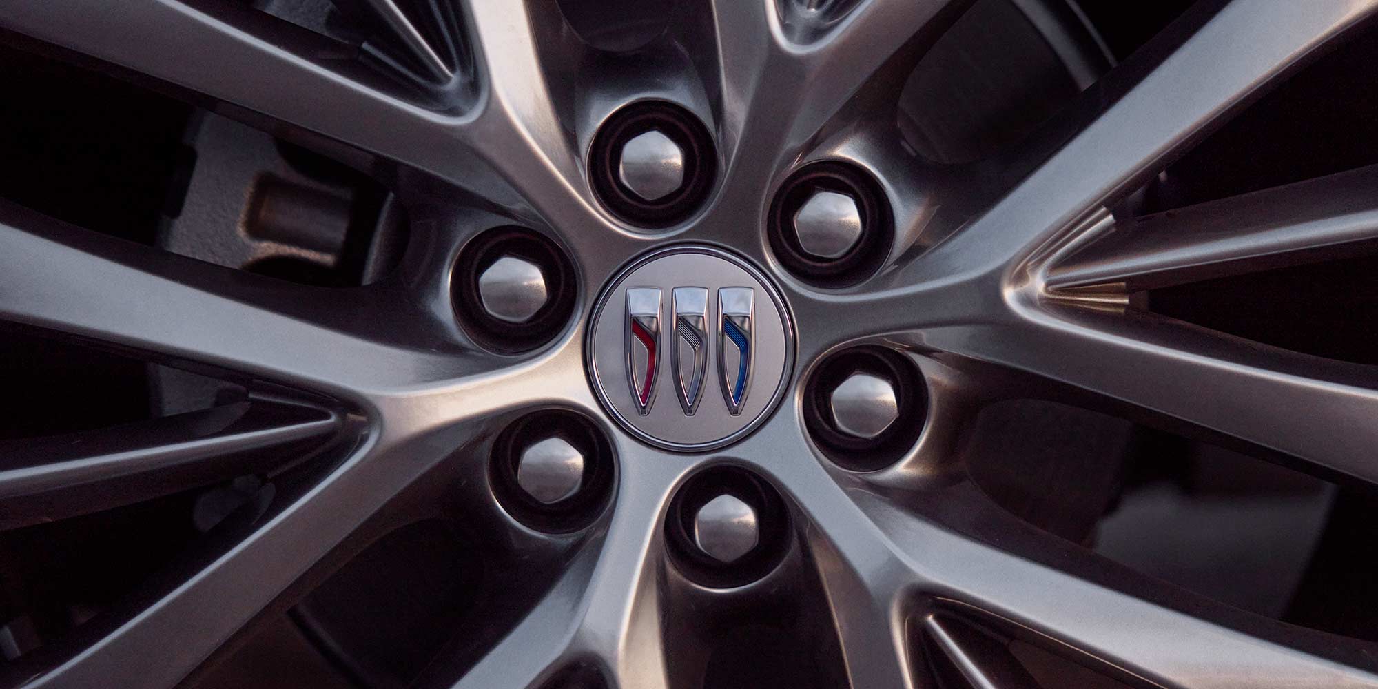 Vue rapprochée des roues du Buick Enclave Avenir 2026.