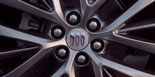 Vue rapprochée des roues du Buick Enclave Avenir 2026.