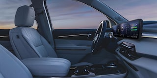 Vue latérale de l’habitacle côté conducteur du VUS Buick Enclave 2026.