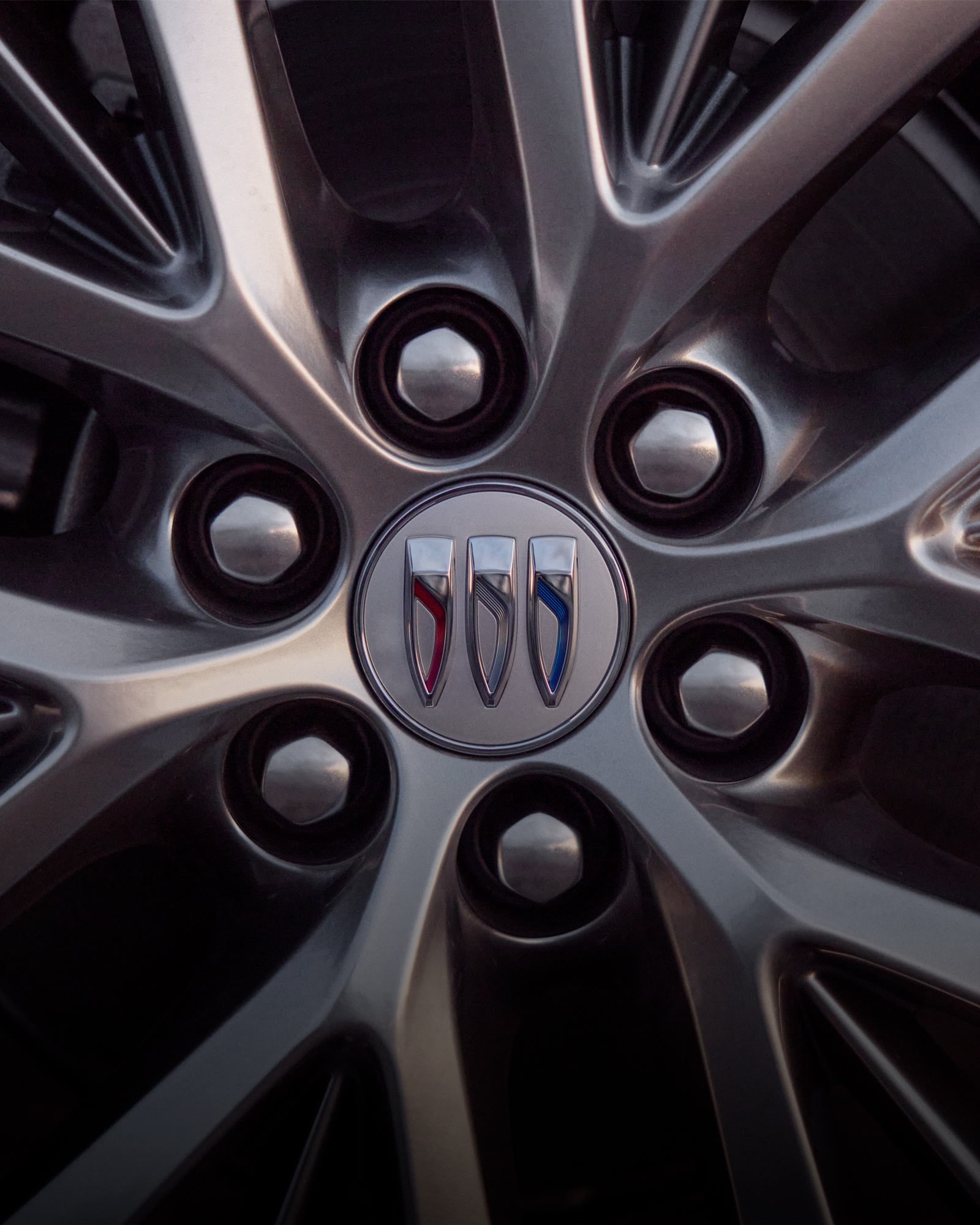 Close up view of the 22" wheels of the 2026 Buick Enclave Avenir.