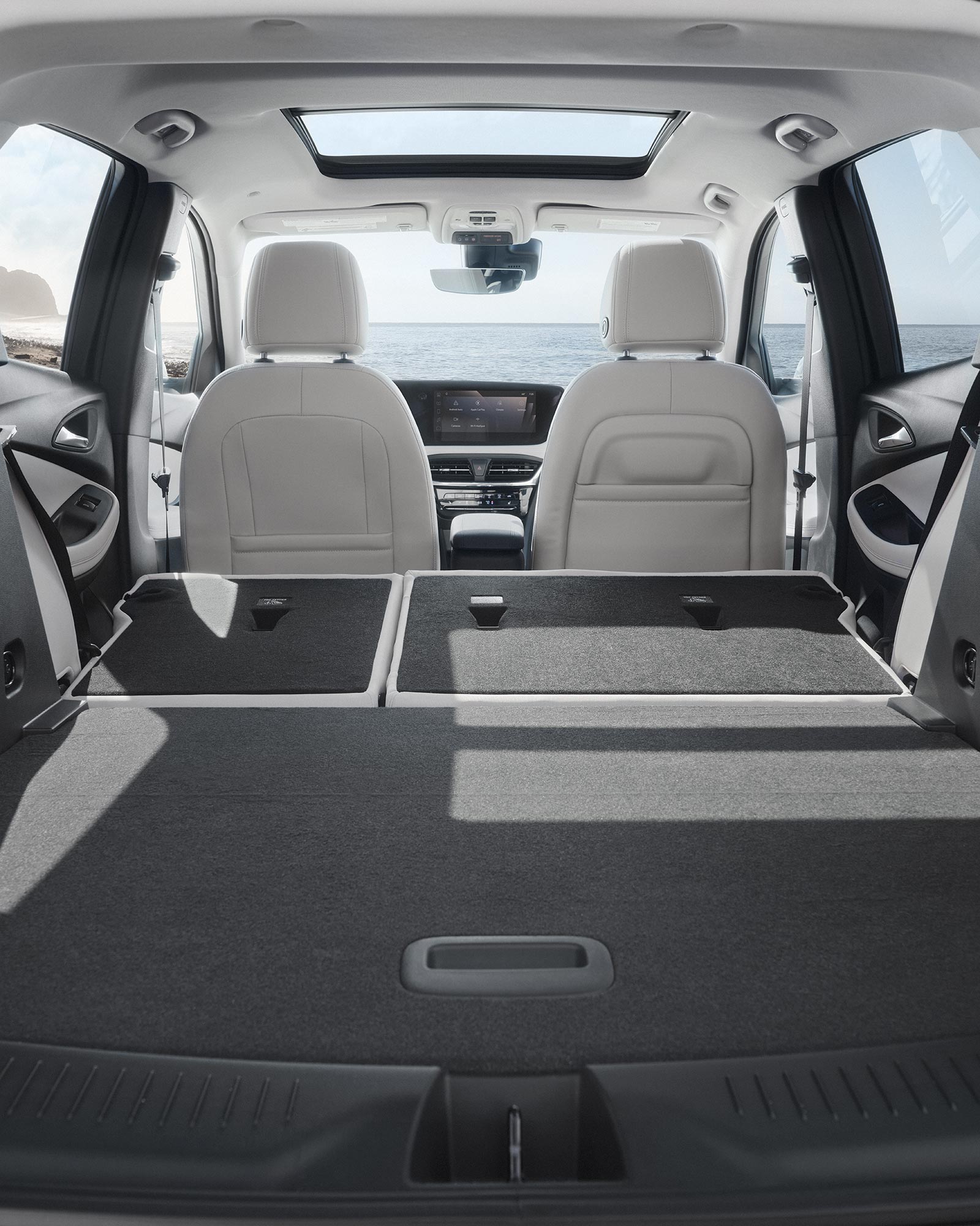 Vue arrière de l’habitacle du Buick Encore GX 2026 avec les sièges arrière rabattus.