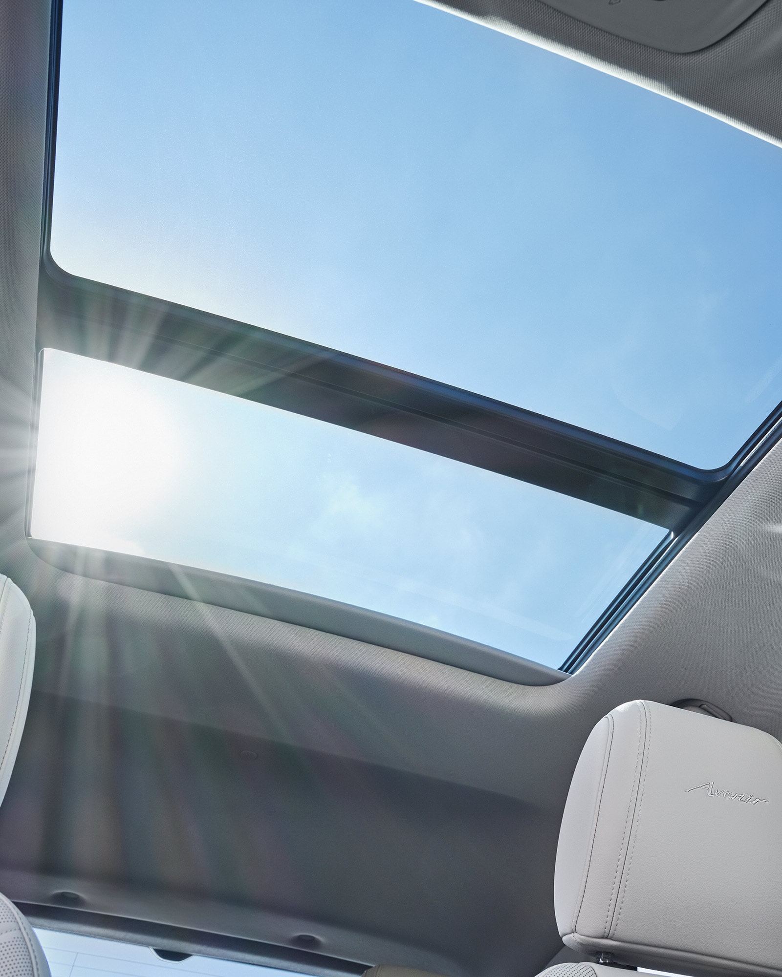 Des rayons de soleil passent à travers le toit ouvrant du Buick Encore GX 2026.