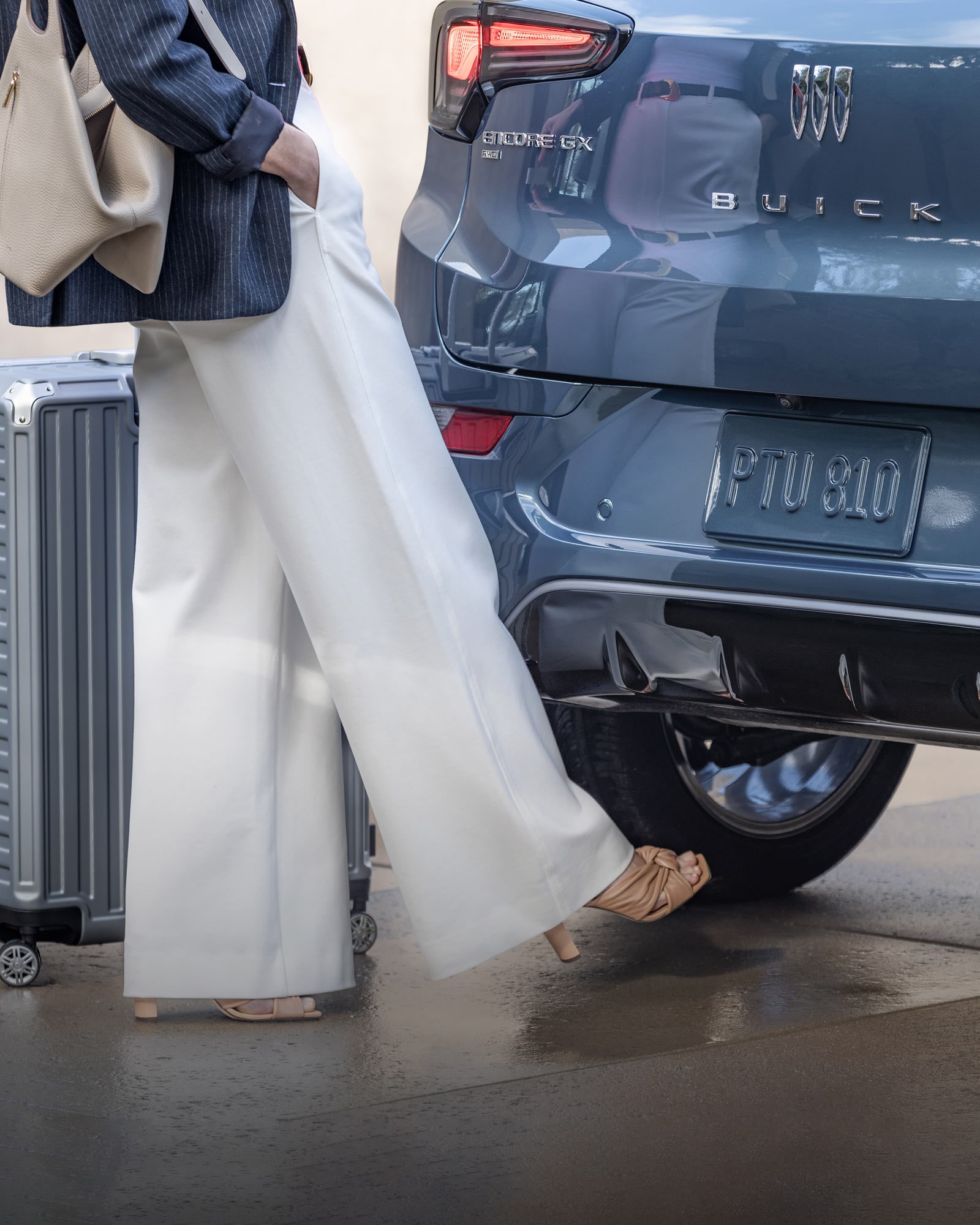 Une personne utilise le hayon à commande électrique du Buick Encore GX 2026.