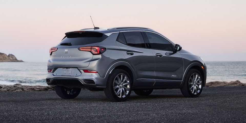 Vue latérale arrière du Buick Encore GX 2026 stationné à la plage.