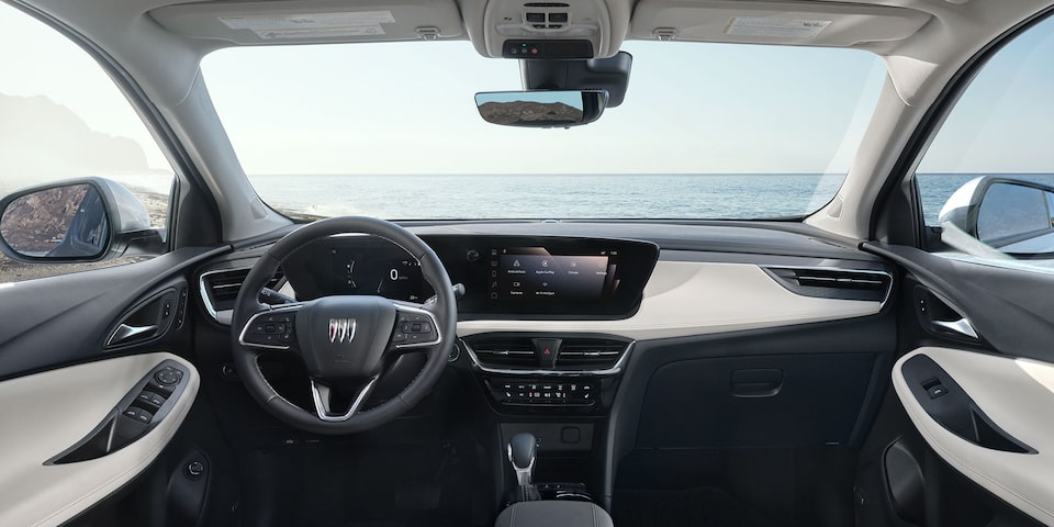 L’habitacle côté conducteur du Buick Encore GX 2026 vu par les passagers arrière.