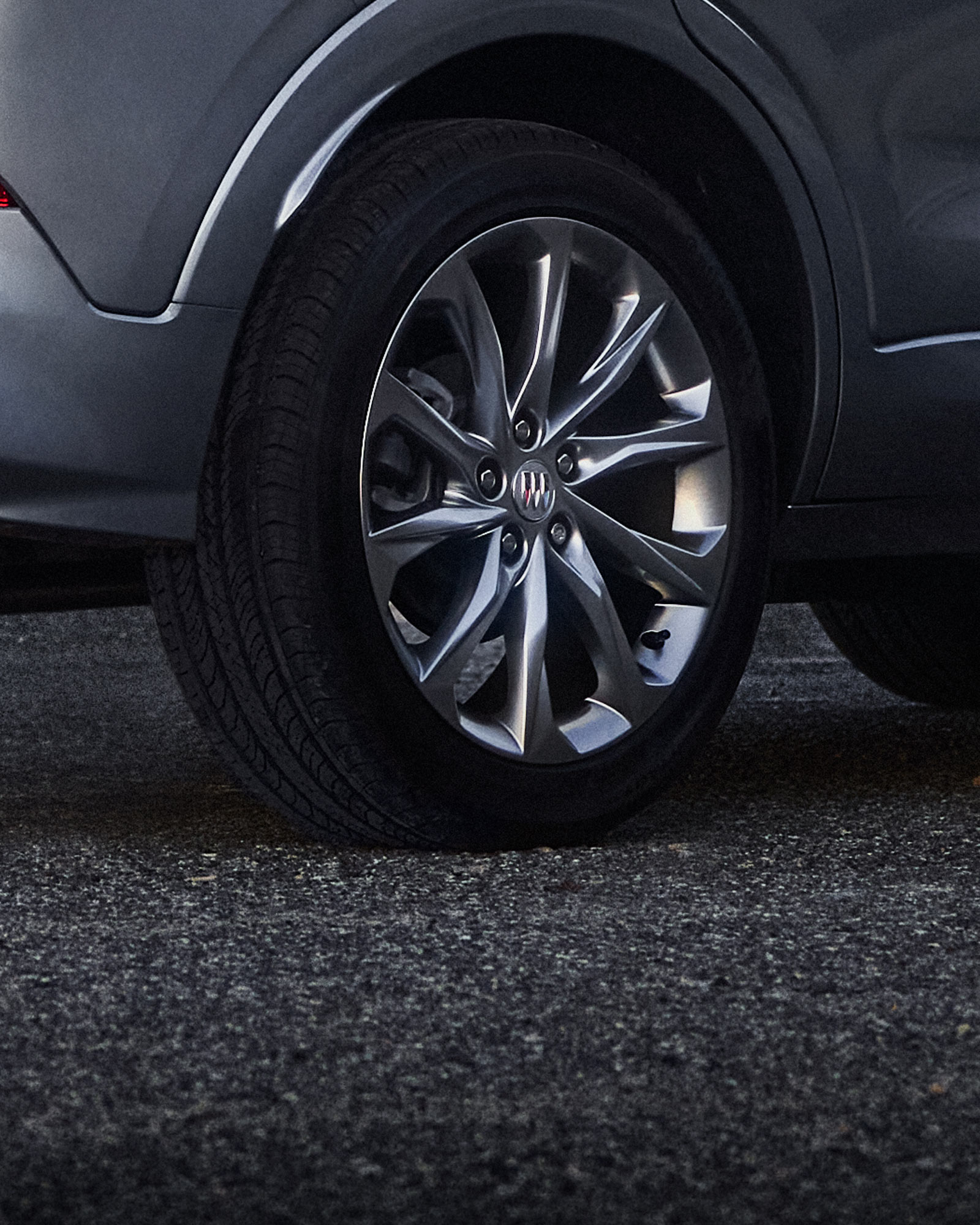 Vue rapprochée des roues de 19 po en aluminium au fini nickel nacré du Buick Encore GX Avenir 2026.