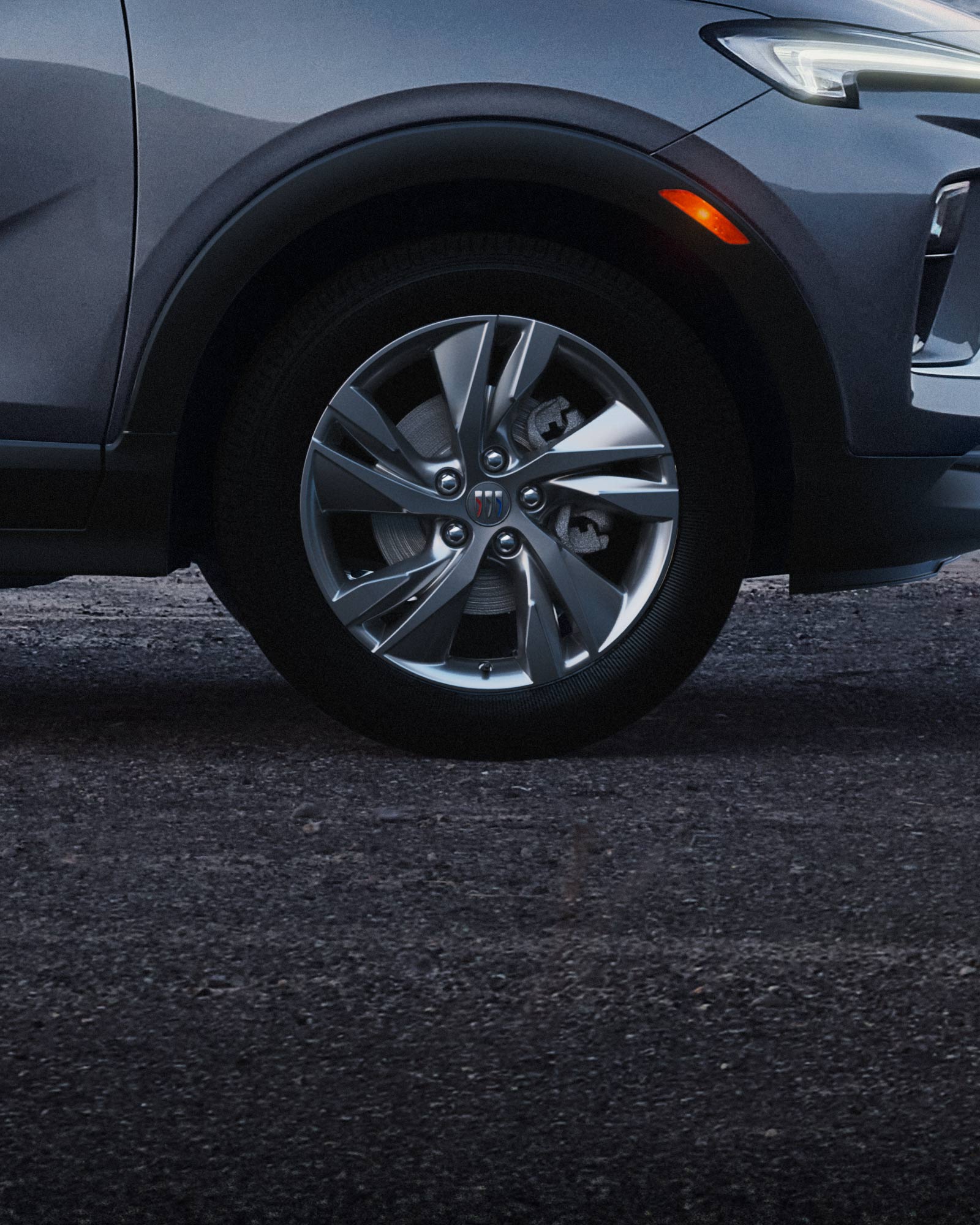 Vue latérale du Buick Encore GX Privilégié 2026 stationné à la plage au coucher du soleil.