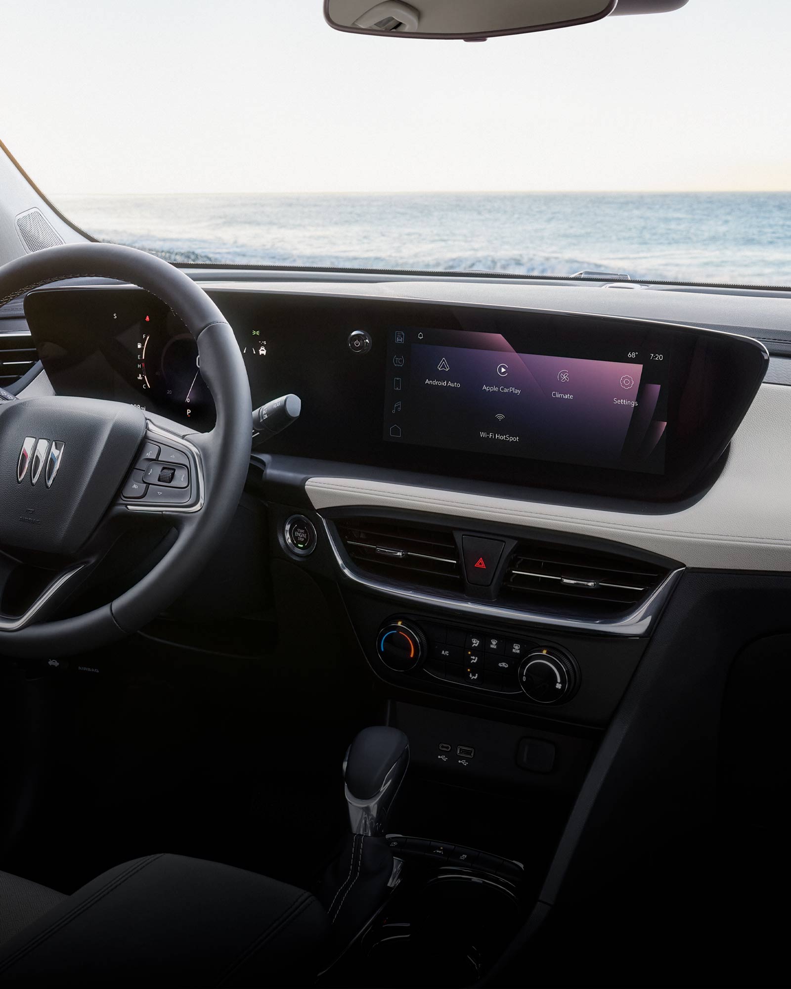 Le volant et le système d’infodivertissement du Buick Encore GX Privilégié 2026 vus par le passager avant.