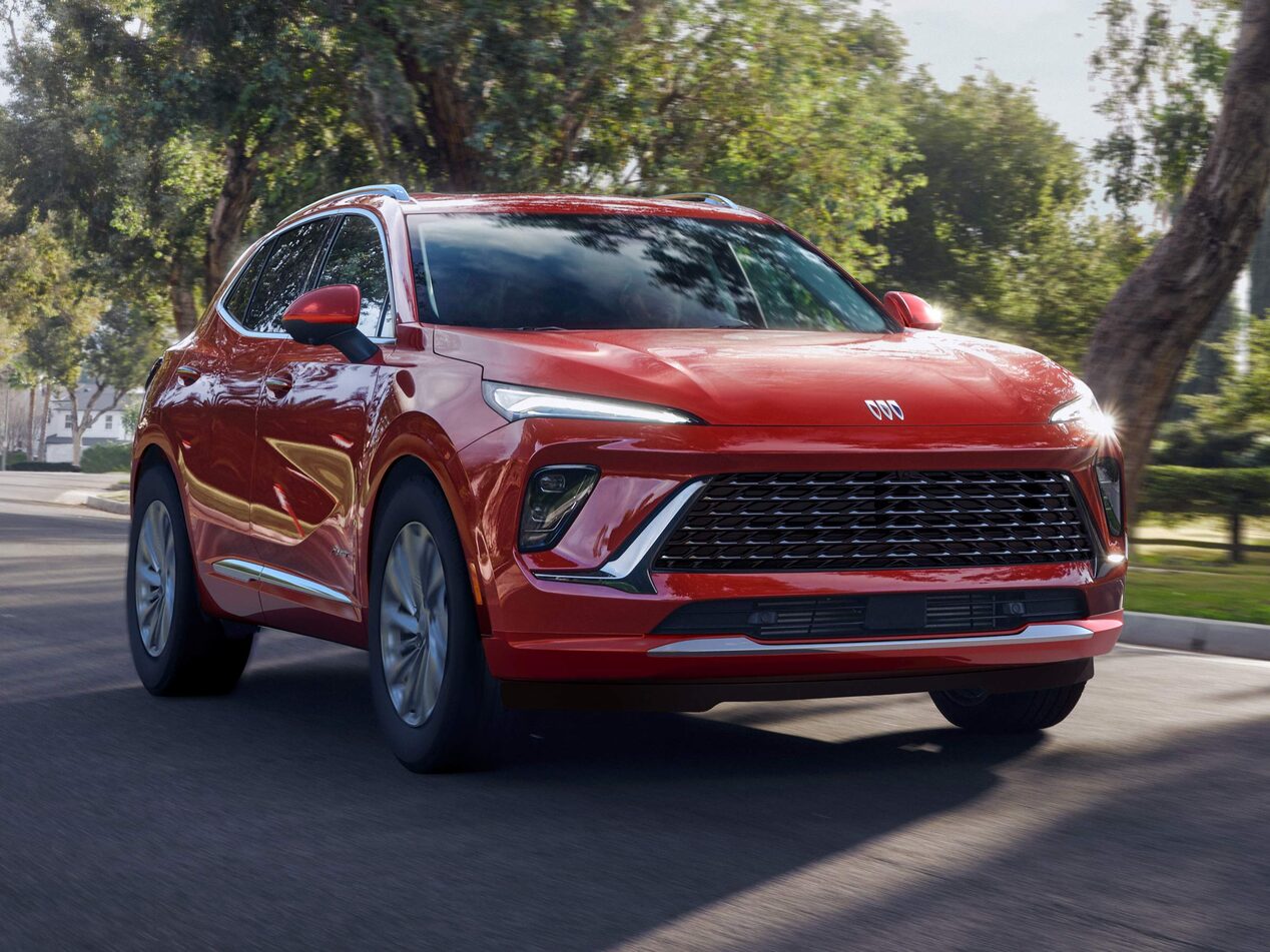 Front Three-Quarters View of the 2026 Buick Envision Avenir Luxury SUV