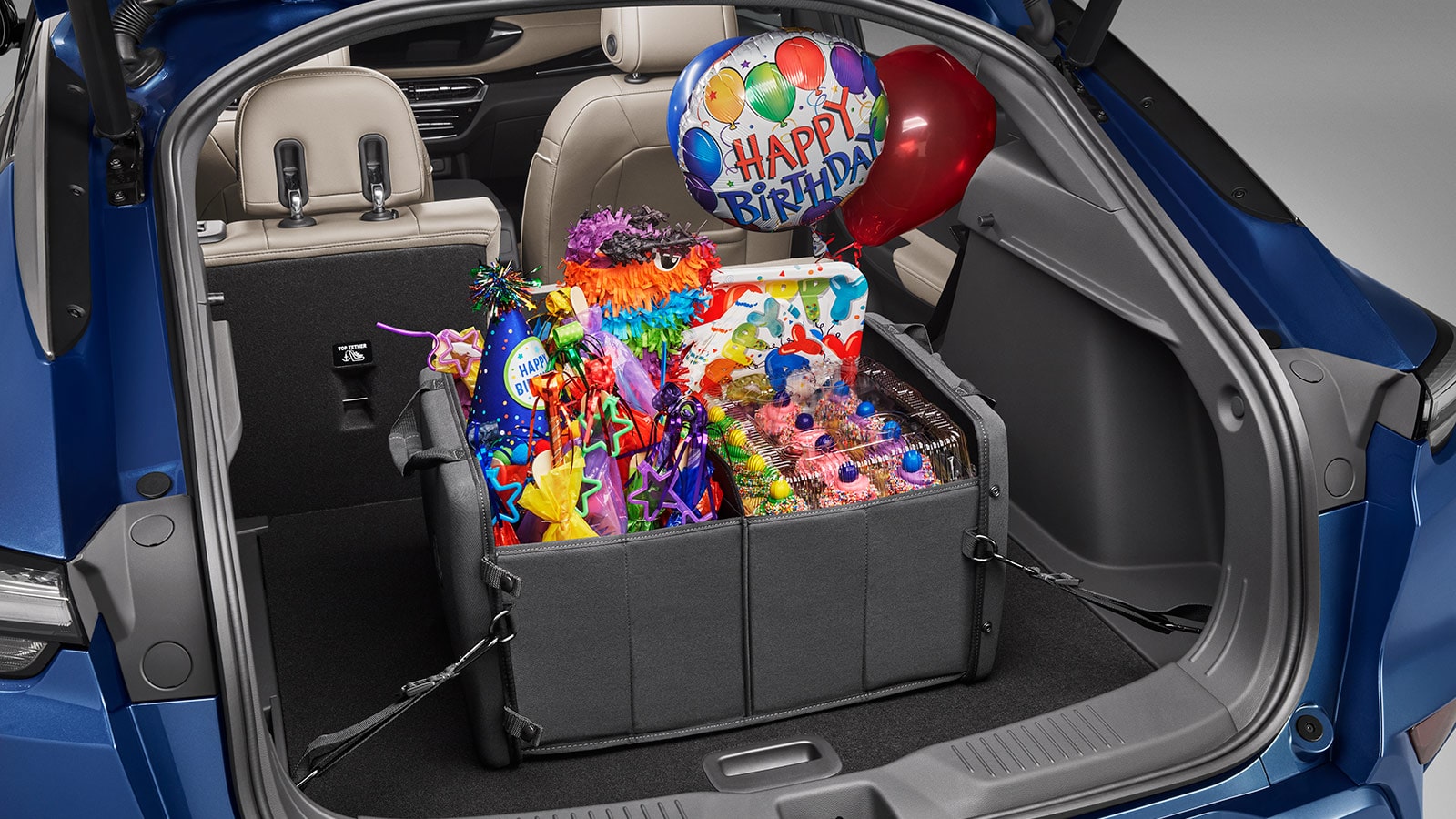 Le coffre du Buick Envista Avenir 2026 rempli d’articles pour faire la fête.