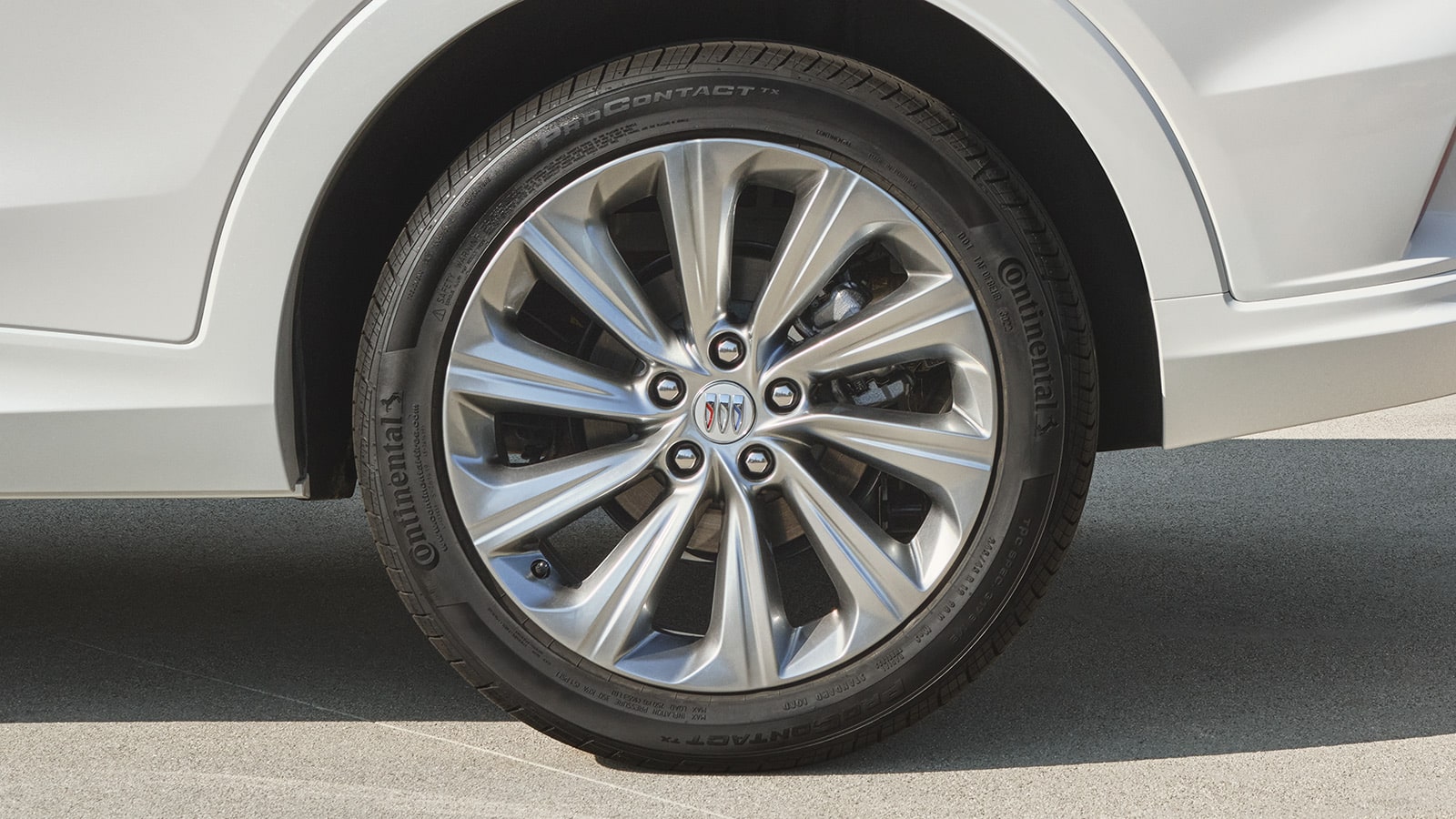 Vue rapprochée des roues de la Buick Envista Avenir 2026.