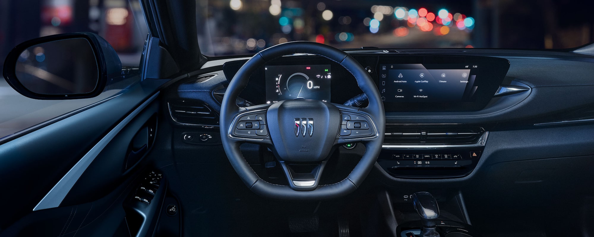 L’habitacle du Buick Envista Avenir 2026 vu par le conducteur la nuit.
