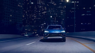 La Buick Envista 2026 roulant rapidement la nuit.