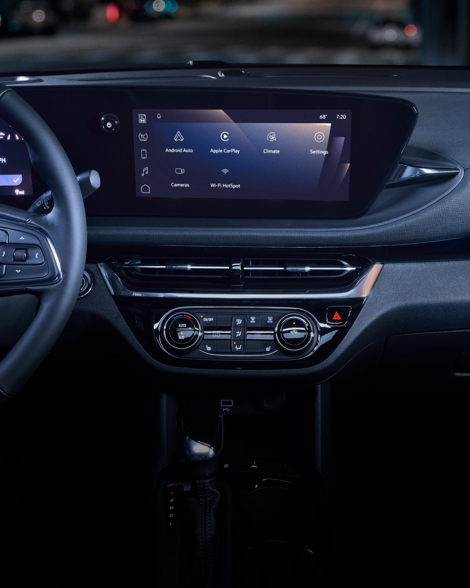 Une personne utilise le hayon à commande électrique du Buick Envista 2026.