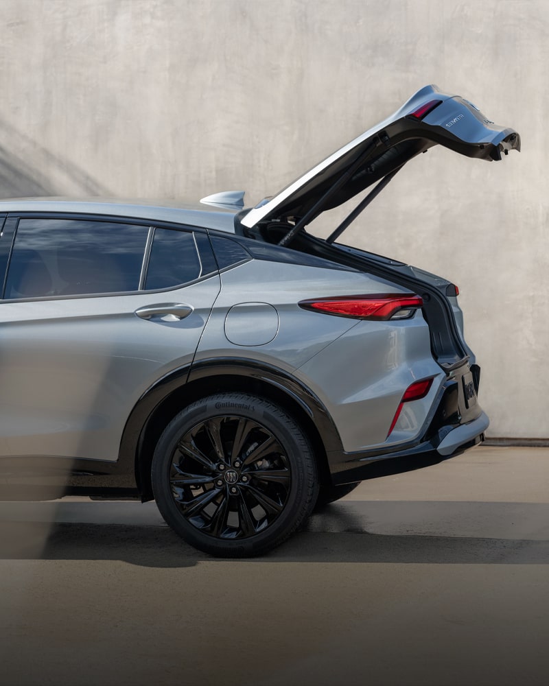 Vue latérale d’un Buick Envista 2026 dont le coffre est ouvert.