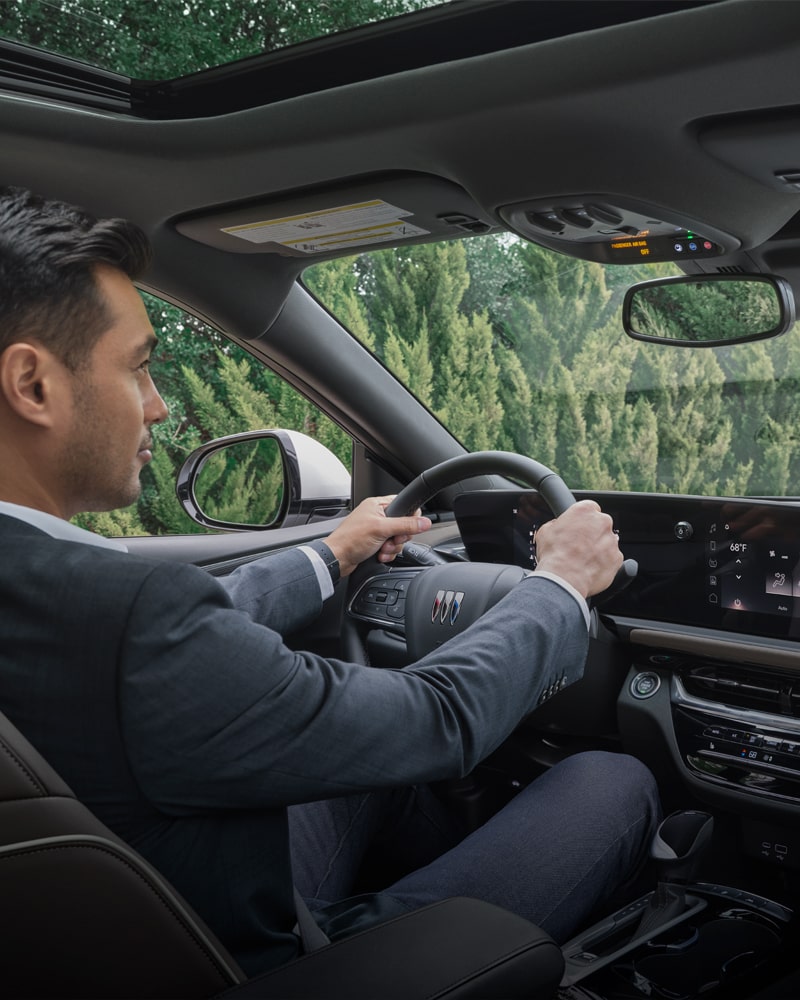 Une personne au volant du Buick Envista 2026.