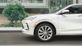 Vue latérale de l’extérieur avant de la Buick Envista 2026.