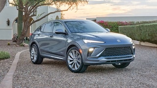 La Buick Envista 2026 stationnée en extérieur avec son phare allumé.