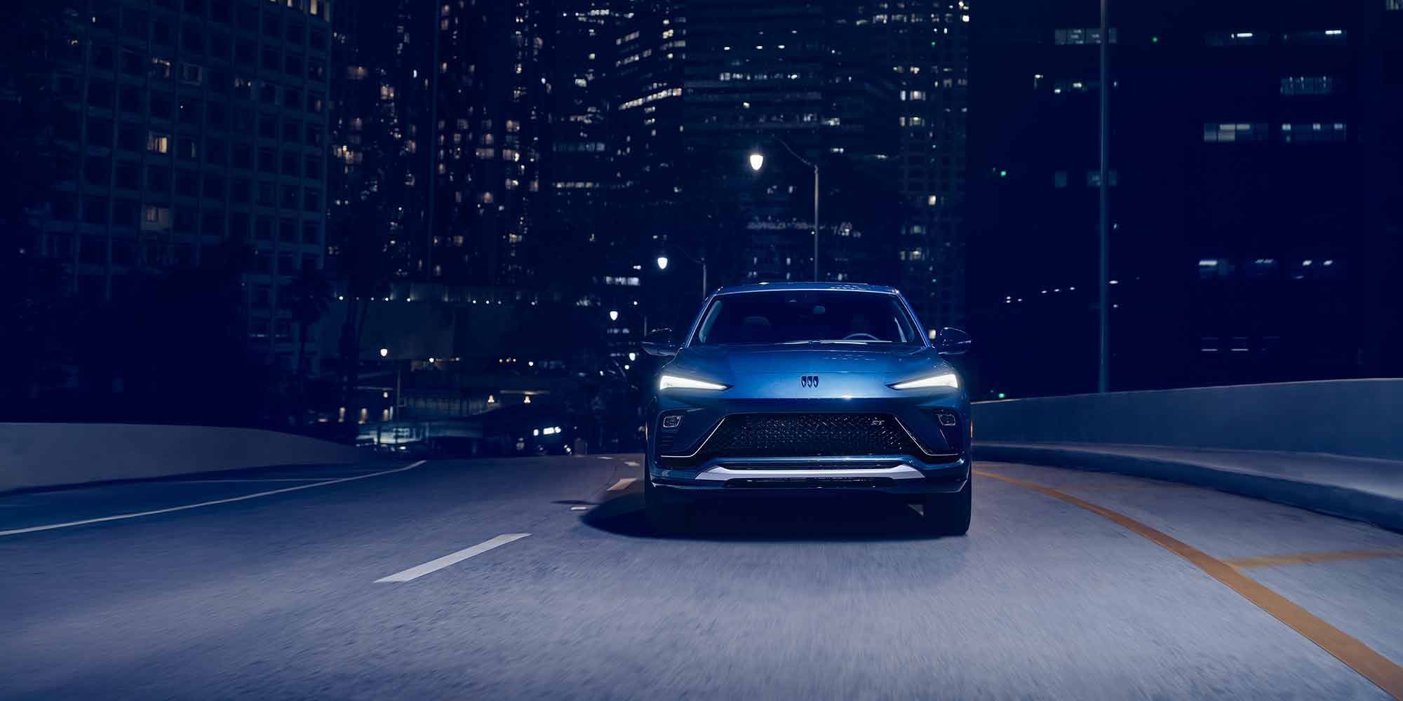La Buick Envista 2026 roulant rapidement la nuit.