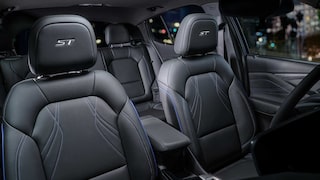 Vue rapprochée des sièges en cuir à l'intérieur du Buick Envista 2026.