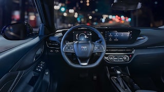Vue du conducteur sur le volant à l'intérieur du Buick Envista 2026.