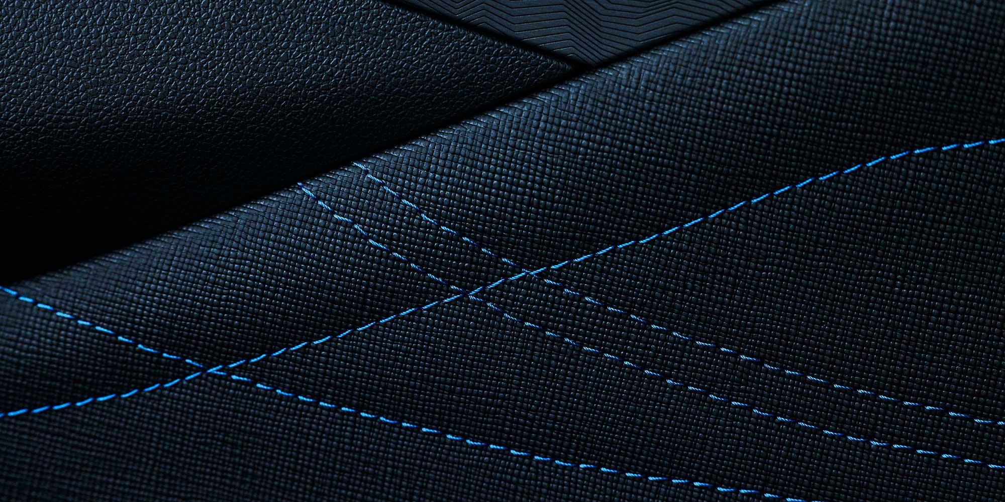 Vue rapprochée des coutures en cuir à l'intérieur du Buick Envista 2026.