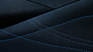 Vue rapprochée des coutures en cuir à l'intérieur du Buick Envista 2026.