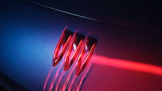 Vue rapprochée du logo Buick sur la Buick Envista 2026.