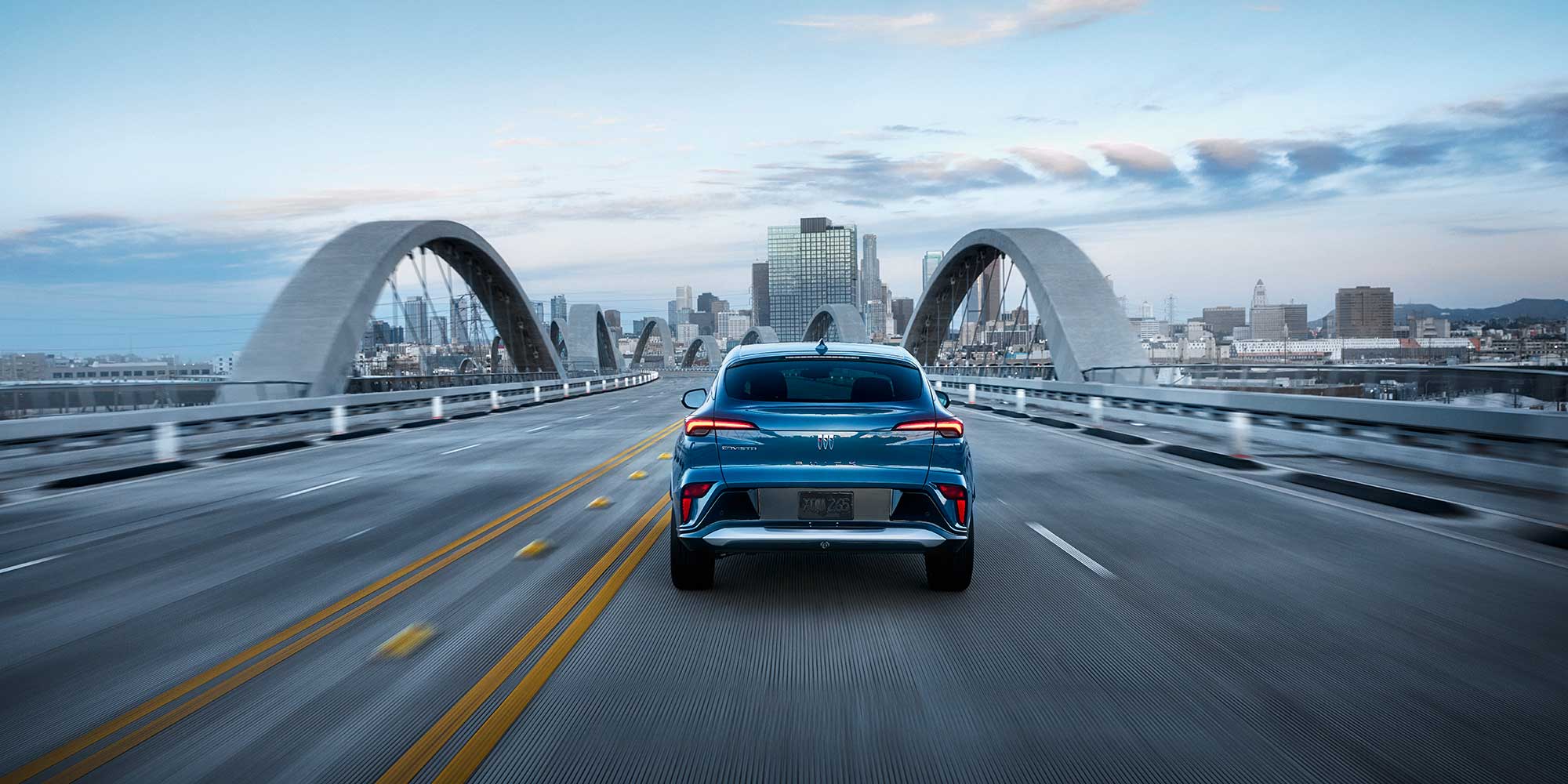 Vue arrière de la Buick Envista 2026 roulant sur un pont.
