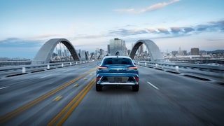 Vue arrière de la Buick Envista 2026 roulant sur un pont.