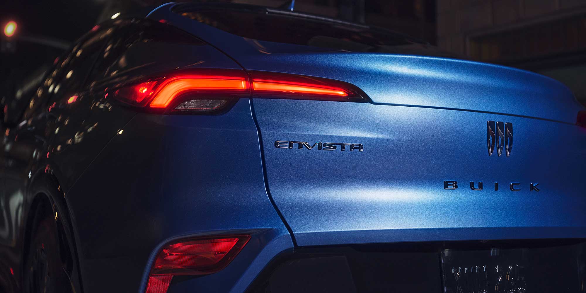 Vue rapprochée des feux arrière de la Buick Envista 2026 vue de nuit.