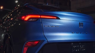 Vue rapprochée des feux arrière de la Buick Envista 2026 vue de nuit.