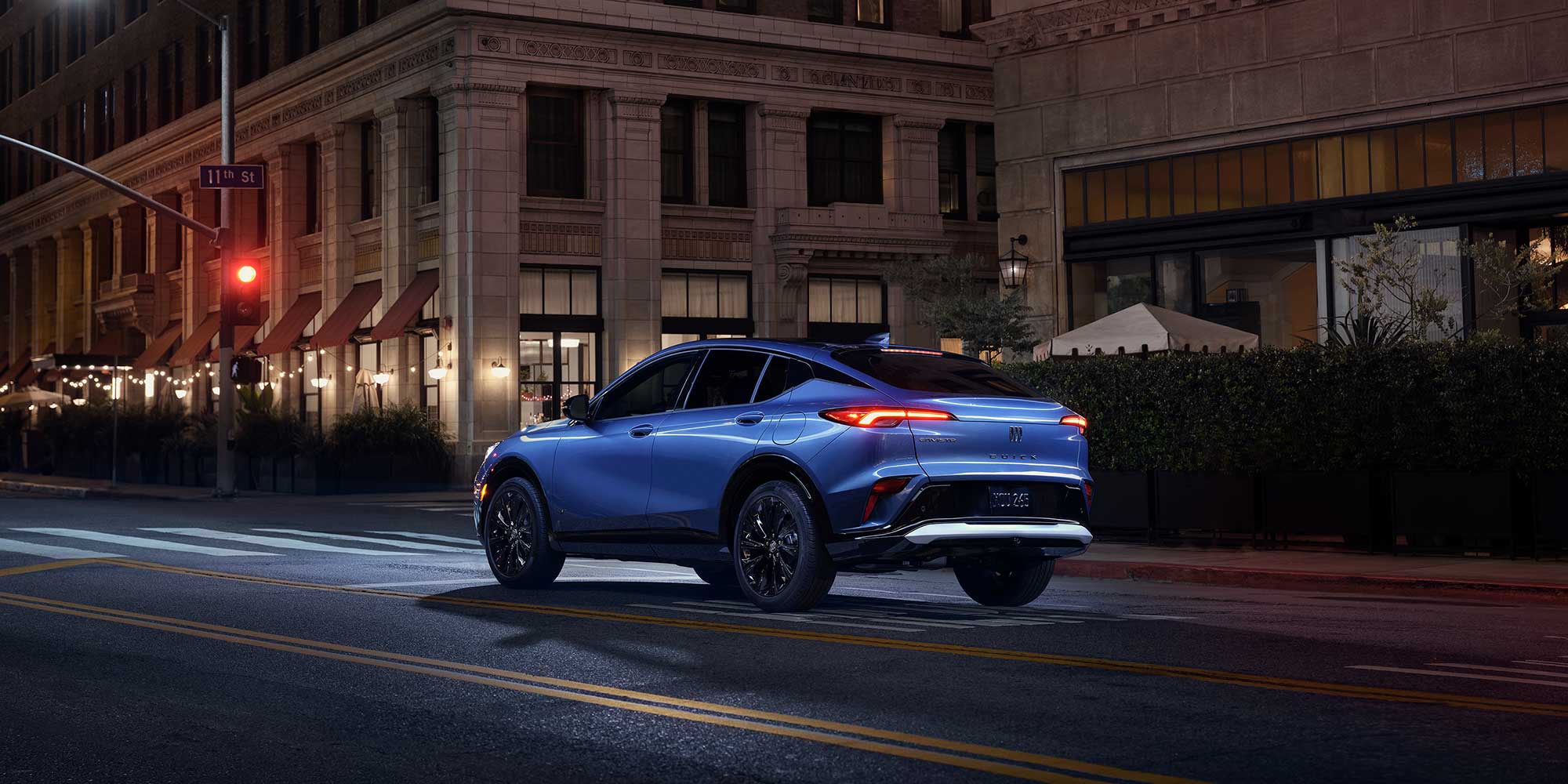 La Buick Envista 2026 roulant en ville la nuit.