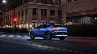 La Buick Envista 2026 roulant en ville la nuit.