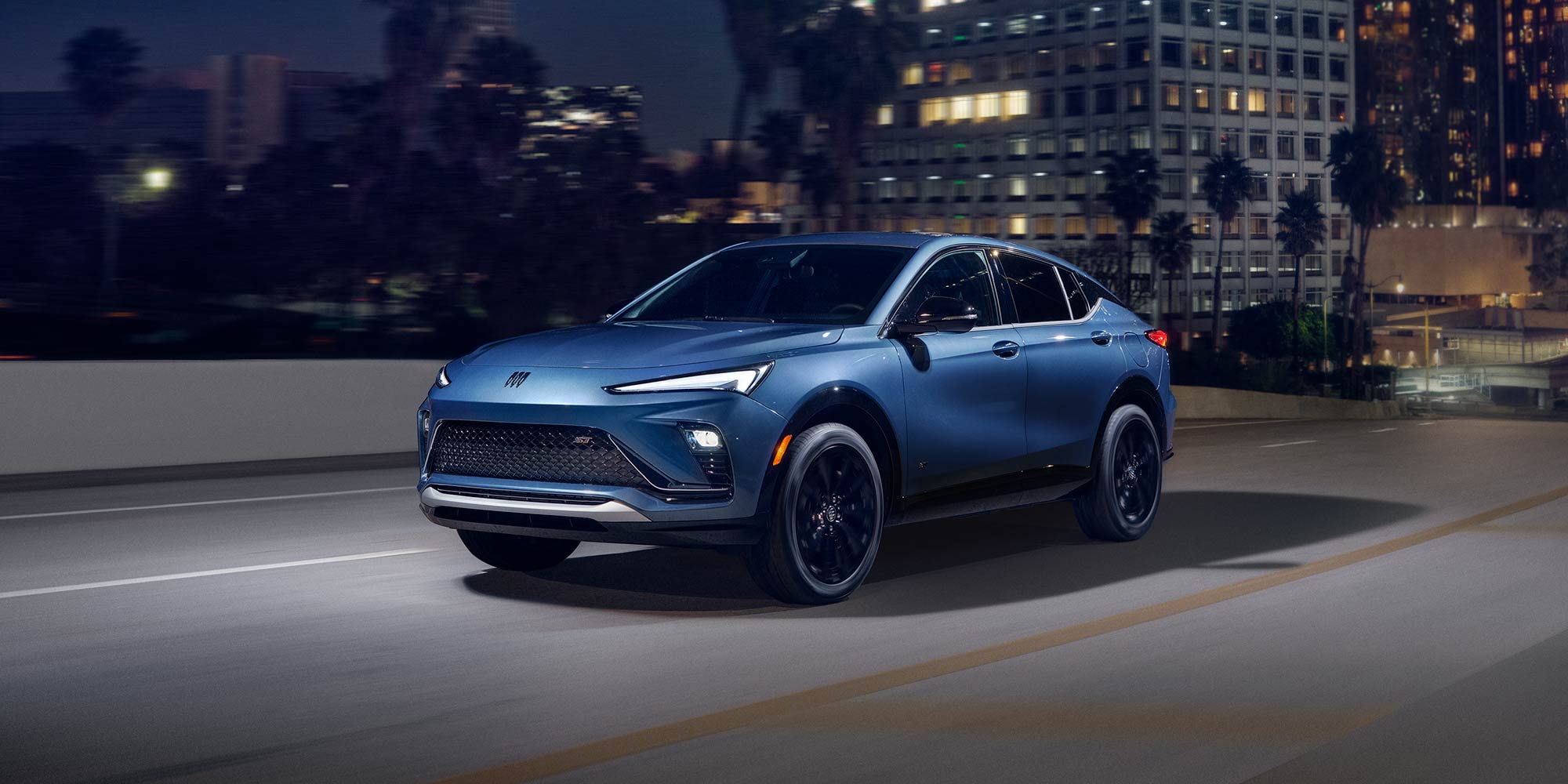 La Buick Envista 2026 roulant sur un pont la nuit.