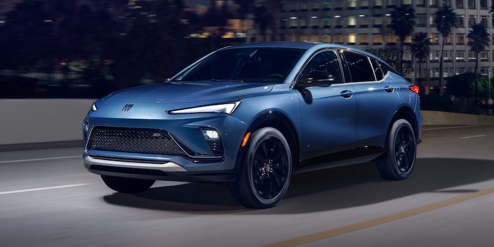 Vue de trois quarts avant de la Buick Envista Avenir 2026 roulant de nuit