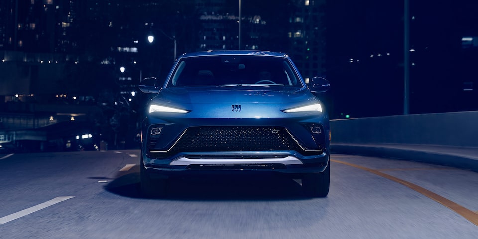 Vue de face de la Buick Envista 2026 roulant seule la nuit.