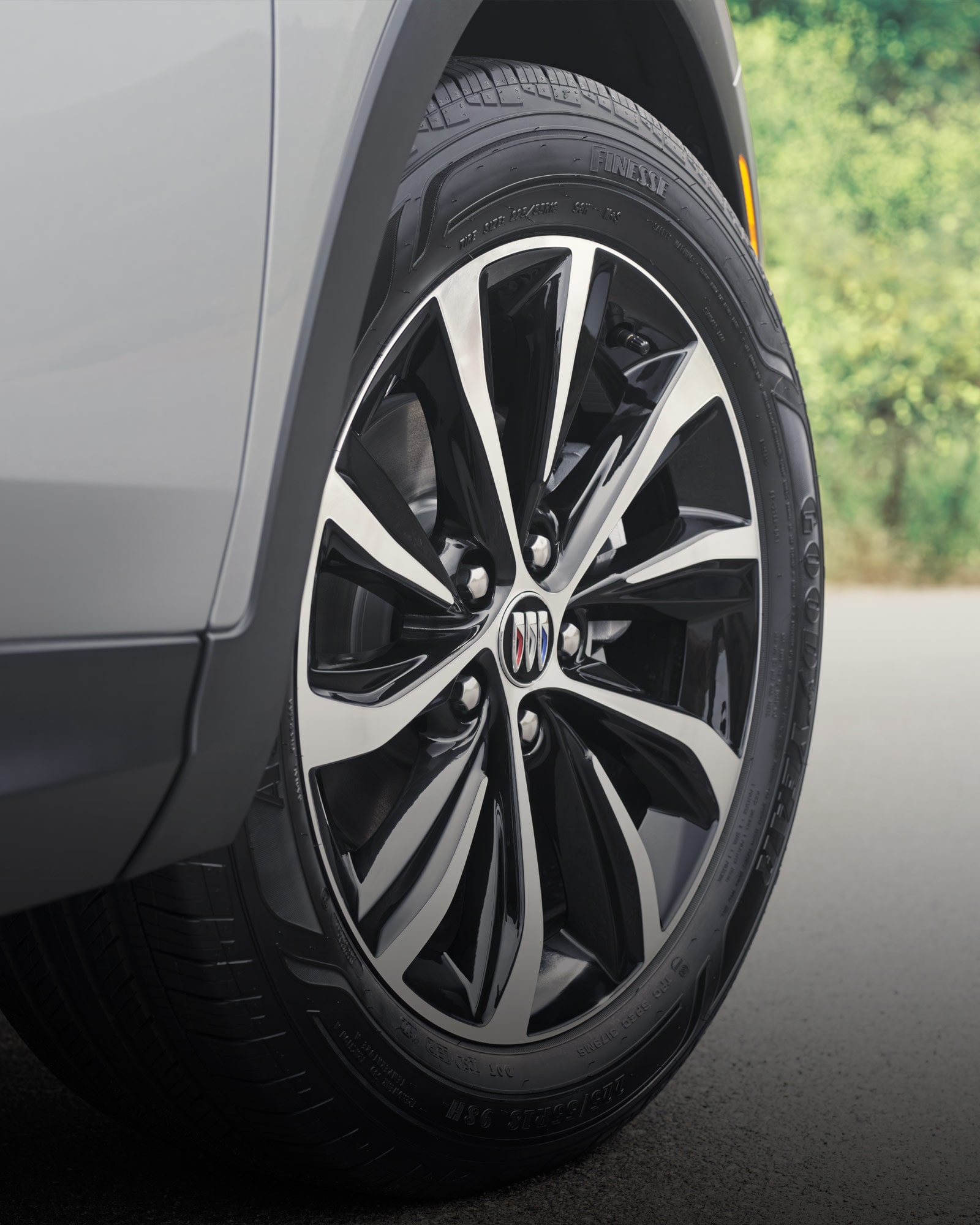 Vue rapprochée des roues du Buick Envista 2026.