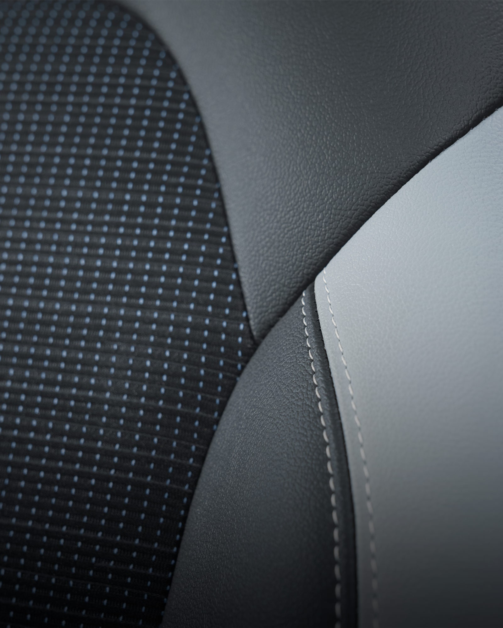 Vue rapprochée des surpiqûres des sièges en cuir du Buick Envista 2026.