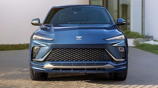 La Buick Envista 2026 stationnée en extérieur avec son phare allumé.