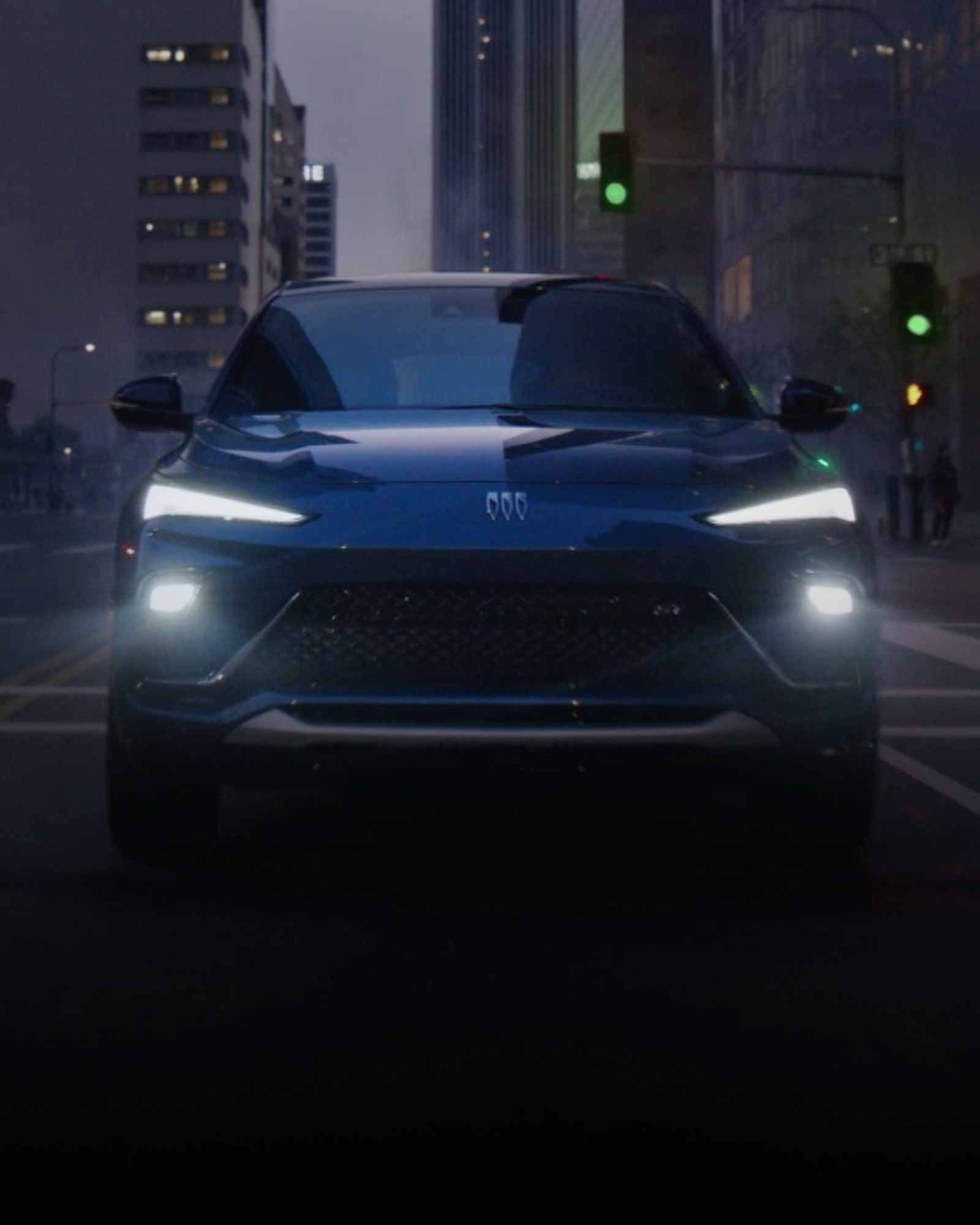 Le Buick Envista 2026 en mouvement seul sur la route la nuit.