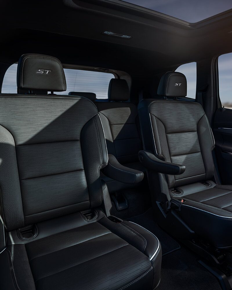 L’intérieur de la Buick Enclave 2027 montre des sièges en cuir gris foncé.