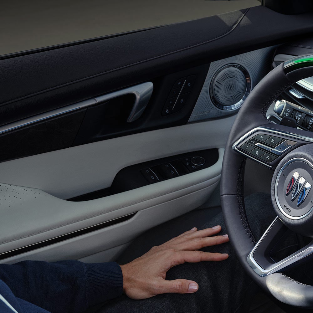 Un conducteur utilisant la fonction Super Cruise de la Buick Enclave 2027.