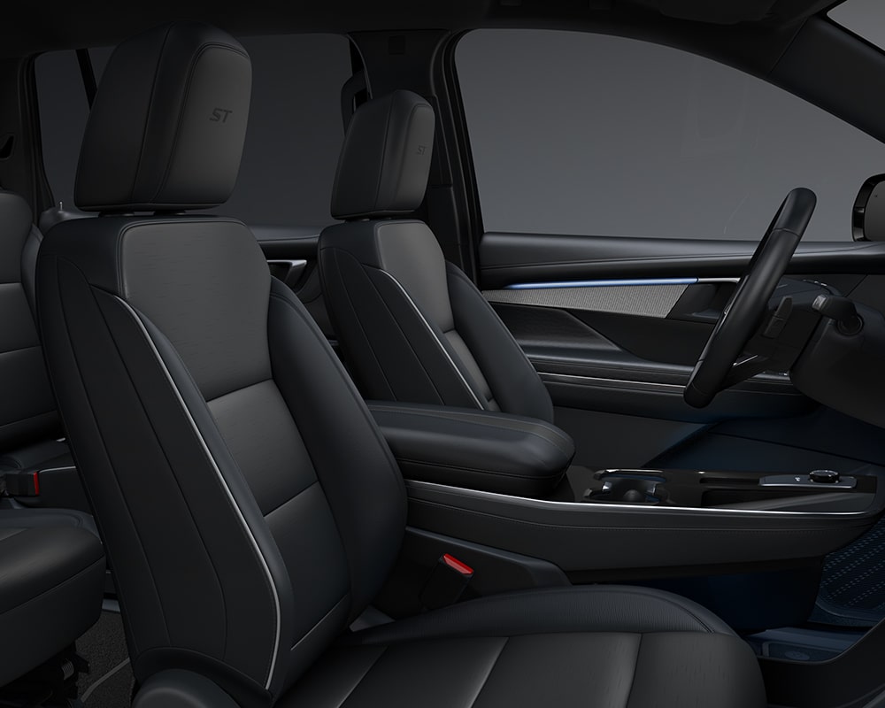 Une photo intérieure d’une Buick Enclave ST 2027 avec des sièges avant noirs ornés de la broderie ST.