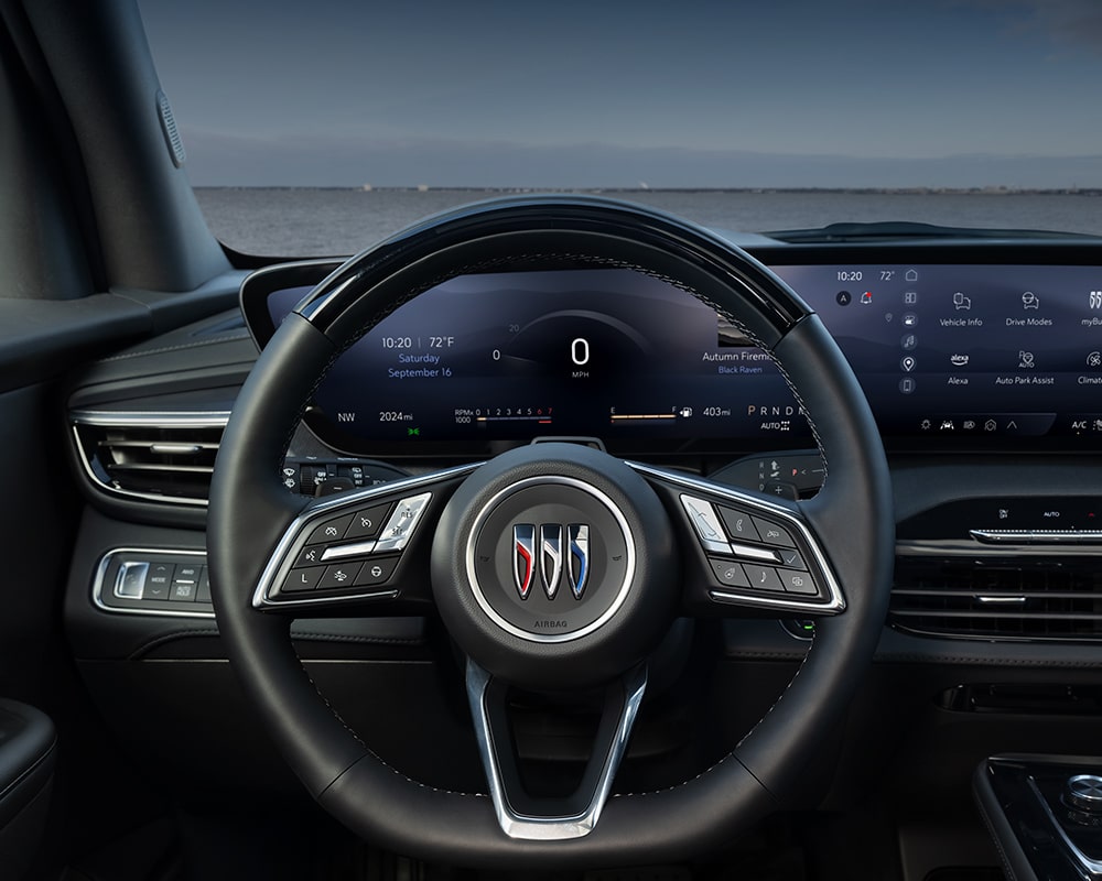 Une photo intérieure d’un volant Buick Enclave ST 2027 avec le logo Buick au centre.