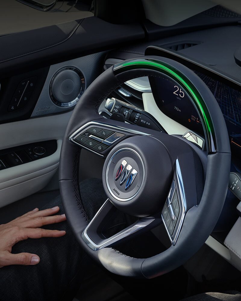 Un conducteur utilisant la fonction Super Cruise de la Buick Enclave 2027.
