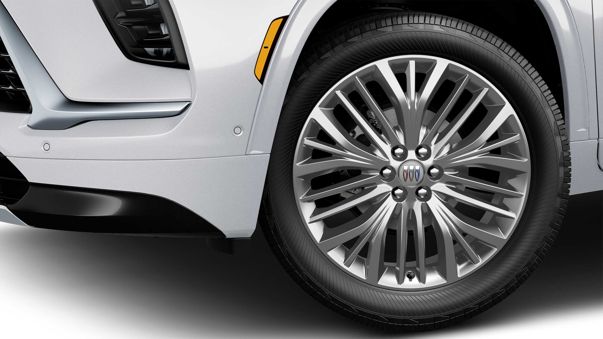 Vue rapprochée d’une roue Buick 2027 avec finition chromée et du logo Buick Tri-Shield 2027