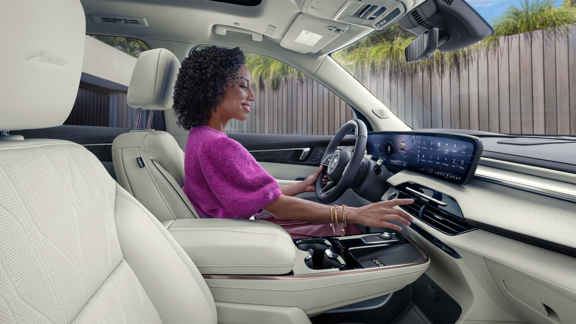 Une vue intérieure des sièges arrière blancs d’une Buick Enclave 2027 avec toit ouvrant panoramique.