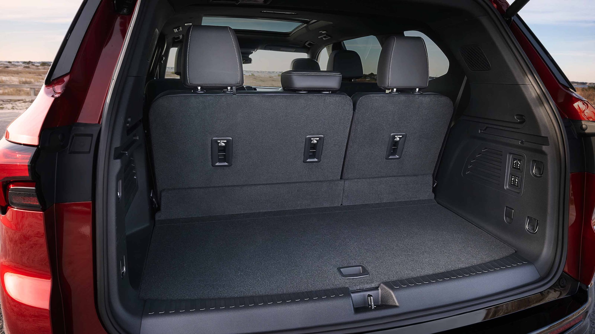 Le coffre ouvert d’un VUS Buick Enclave Enclave rouge 2027 avec sièges gris